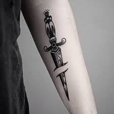 If you want to make a tattoo, look how it looks from other people! Pin Ot Polzovatelya Antonio De Falco Na Doske Tatuajes Tatuirovka S Nozhom Tatuirovki Kinzhala Tatuirovka V Vide Strekozy