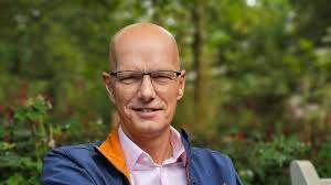 Pastoor Walter Broeders (62) moet afscheid nemen van zijn parochie. 'Als ik  's avonds word gebeld dat iemands moeder op sterven ligt, kan ik niet  zeggen: morgenochtend ben je de eerste' |