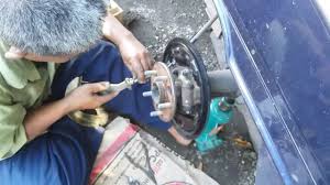 Hasil gambar untuk pembongkaran kampas rem belakang mobil
