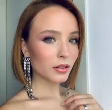 Find and save images from the larissa manoela collection by memesandy (memesandy) on we heart it, your everyday app to get lost in what you love. Larissa Manoela Bio Age Career Affair Award Income Weight Instagram