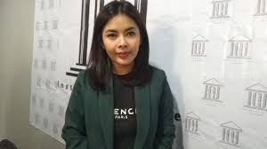 Elvia pun menerima lamaran tersebut. Elvia Cerolline Masih Sayang Billy Syahputra Tapi