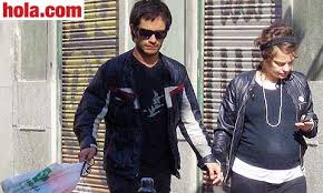 Gael garcía bernal is trying to appear comfortable sitting atop a white leather ottoman. Gael Garcia Bernal Y Dolores Fonzi Se Instalan En Madrid Gentes Elmundo Es