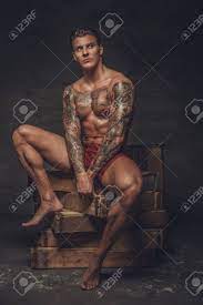 Desnudo Atlético Hombre Tatuado Que Se Sienta En Cajas De Madera En El  Estudio. Fotos, retratos, imágenes y fotografía de archivo libres de  derecho. Image 53612396