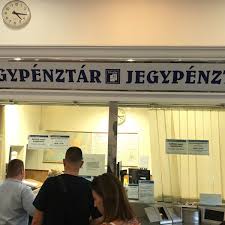 Minden érintett megállóhelyen magasperont építenek, kicserélik a peronbútorzatot, korszerűsítik a világítást és az utastájékoztató rendszert, valamint esőbeállókat. Kisvarda Vasutallomas Baross Gabor Ut 2