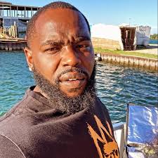 What is the process for early registration for the East vs West car show?