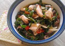 Untuk kerang, cumi hitam, peyek udang & sambel pencitnya dibungkus terpisah pake plastik, ga dicampur langsung kayak di foto. Tumis Cumi Cabai Hijau Steemit