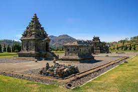 Gorgui sy dieng (/ ˈ ɡ ɔːr ɡ i dʒ ɛ ŋ /; Dieng Plateau Auf Java Indonesien Franks Travelbox