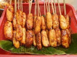 It is a deep fried caramelized banana spring rolls it is one of the favorite street food in the philippines sold alongside with banana cue, camote cue, and. Banana Cue Wikipedia