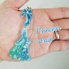 ご覧頂きありがとうございます ୨୧ ᴗ ᵗʱᵃᵑᵏઽ プラ板にレジン加工したストラップです ˊᗜˋ disney プリンセスのシルエットデザイン シンプル 大人可愛いデザインです プラバン アクセサリー デザイン プラバン
