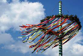 A májusfa, európai madár cseresznye, zelnice meggy néven ismeretes. Majusfa Allitas May Day Traditions May Days Beltane