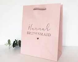 Personalised Cream Bridesmaid Gift Bag Personalised Wedding Gift Bag With Ribbon Flower Girl Bridal Party Gifts Rose Gold Name Gift Bag In 2020 With Images Bridesmaid Gift Bags Wedding Gifts For