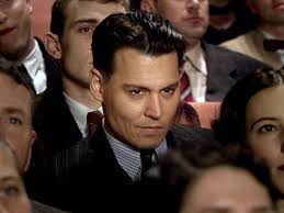 Trasposizione cinematografica di john dillinger,il rapinatore di banche più famoso degli anni 30.ad interpretarlo c'è jonny deep mentre alla regia c'è un grande perfezionista come michael mann.tanta carne al fuoco in questa pellicola,l'azione è tanta come il ritmo è sempre molto alto.bellissima la fotografia,molte scene sono girate in. Il Giorno Di Michael Mann E Johnny Depp Film It