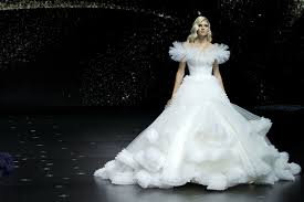 Stai cercando abiti da sposa in offerta? Tra Gli Abiti Da Sposa Presentati Nel 2019 Scopriamo Le Tendenze Del 2020
