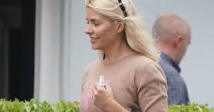 Holly marie willoughby (/ ˈ w ɪ l ə b i /; Holly Willoughby And Her Husband Dan Take Their Kids To The Pub On Super Saturday Xoom