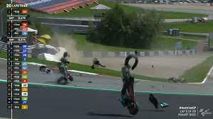 Después se formó en el mundial junior y la red bull rookies cup para aparecer en el mundial de moto3 el año pasado de la mano del equipo alemán pruestel gp. Motogp Gp Austria 2020 Brutal Accidente Con Motos Volando Sobre Vinales Y Rossi Marca Com