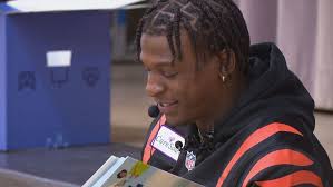 Bengals cornerback Mike Hilton gives lesson to eager students at local  elementary school