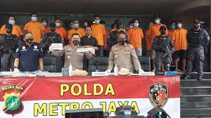 Motif para pelaku pun tidak lepas dari untuk menambah pendapatan dengan cara yang lebih mudah. Polda Metro Jaya Sita Rp 177 Juta Dari 24 Pelaku Pungli Di Tanjung Priok Suara Jakarta