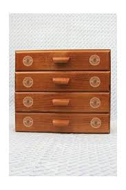 Description du buffet, meuble de mercerie lunja :beau socle sobre de 6 cm de hauteurfinitions soignées.poignées forme coquille.caractéristiques du buffet. Meuble De Mercerie Sajou Quatre Tiroirs Etiquettes Fil Au Chinois