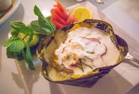 La cuisine cambodgienne comme la culture de ce pays , se trouve au carrefour de deux cultures , à savoir que le cambodge se situe entre la civilisation indienne et la civilisation chinoise. Cuisine Cambodgienne Conseils Voyage Routes Du Cambodge
