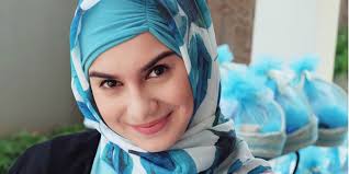 Maybe you would like to learn more about one of these? Intip Gaya Irish Bella Yang Cantik Kenakan Hijab Https Www Maduraexpose Com