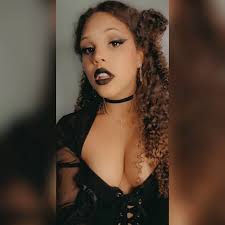 🤭🫣 . . . . . . . . . . .  #2025#browngirl#minneapolis#curls#coils#spring#happiness