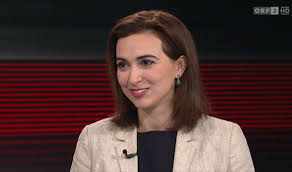 Als zehnjährige flüchtete zadic mit ihren eltern aufgrund des. Netocno Je Da Austrijska Ministrica Alma Zadic Zeli Zabraniti Vjerske Simbole U Javnosti Faktograf Hr