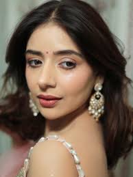 Serenity and Shades of pink🌸🧚‍♀️ . . . Wearing @aliwarofficial Makeup  @makeupbyharmanjatana