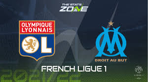 The last game of the round in ligue 1 between olympique lyon and olympique marseille is suspended after a water bottle was thrown at dimitri . Gxmrj4eyuvop9m