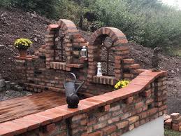 Rodina Vzala Material Z Rozebrane Stodoly Ze Ktereho Vytvorili Uzasne Dekorace Ktere Jim Nyni Kazdy Zavidi Steinmauer Garten Gartenmauern Gartengestaltung