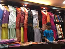 Mengenangkan sudah beli sehelai kain songket di balikpapan dan belum ada padanan baju, akhirnya terbelilah juga kain jenis broket di sini! Bandung Trip 5d 4n Day 4 Aku Sis Lin