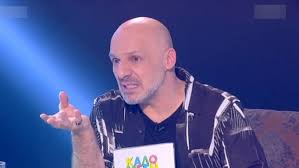 Σε μια σπάνια βραδινή της έξοδο στην οποία συνοδευόταν από τη μητέρα της, συναντήσαμε την κατερίνα καραβάτου. Katerina Karabatoy Zappit