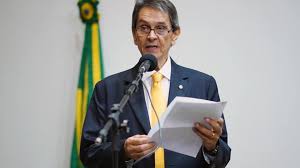Ele estava passando na rua e tem uma base da polícia militar na praça. Aya1gjwh0vnrbm