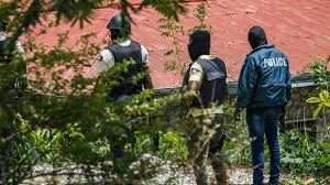 El gobierno de colombia dijo que se había preguntado por seis de los sospechosos en haití, incluidos dos de los asesinados, y que había determinado que eran miembros retirados de su ejército. M4fevebrvd6 5m