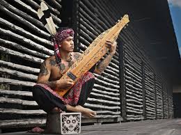 Aramba merupakan alat musik tradisional yang berasal dari nias, sumatera utara. Jenis Alat Musik Tradisional Indonesia Dan Cara Memainkannya