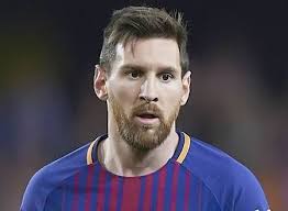 كريم بنزيما، مهاجم ريال مدريد، برصيد 29 هدفا Ù„ÙŠÙˆÙ†ÙŠÙ„ Ù…ÙŠØ³ÙŠ ÙˆØ²ÙˆØ¬ØªÙ‡ ÙÙŠ Ù†Ø²Ù‡Ø© Ø¨Ø´ÙˆØ§Ø±Ø¹ Ø¨Ø±Ø´Ù„ÙˆÙ†Ø© ØµÙˆØ±