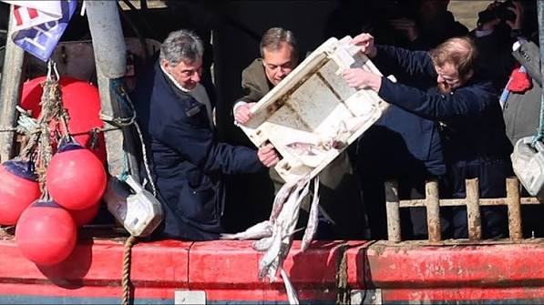 Nigel Farage dumps dead fish into Thames in protest against Brexit deal | ITV News