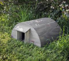 Made from wood, the hedgehog house has a large opening at the front so the hedgehog can get in easily, but small enough to keep foxes and predators out. Igelhauser So Geht Es Richtig Gartenzauber