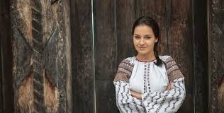 Rusaliile sunt o străveche sărbătoare preluată din mitologia romană (rosalia, sărbătoarea trandafirilor, era o zi închinată cultului morţilor, se aduceau ofrande: TradiÈ›ii Din Bihor 4 Obiceiuri De Rusalii