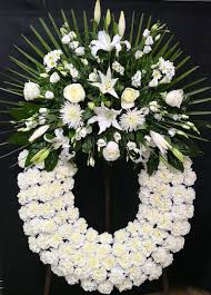 Corona De Flores Blancas Para Difuntos Funeral Flower Arrangements Creative Flower Arrangements Funeral Flowers Diy