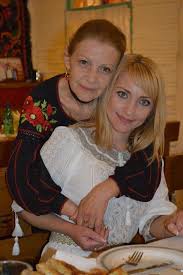 O, mama, dulce mama, din negura de vremi pe freamatul de frunze la tine tu ma chemi; Asa E Mama Si A Fost Bunica Asa Suntem Teatrul National Mihai Eminescu Facebook