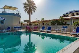 Offre una serie di servizi che vengono rinnovati e migliorati di anno in anno, affinchè i clienti possano passare una vacanza all'insegna della tranquillità. Bagno Patria Stabilimento Balneare A Marina Di Pietrasanta Bagno Patria