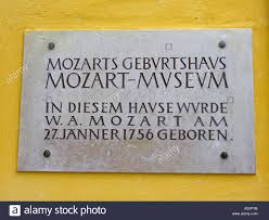 Wolfgang amadeus mozart verstarb vor 229 jahren am ende des 18. Salzburg Getreidegasse Nr 9 Ist Dass Mozarts Geburtshaus In Der Wolfgang Amadeus Mozart Am 27 Januar 1756 Geboren Wurde 5 12 1791 In Gestorben Stockfotografie Alamy