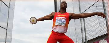 El disco es un plato con el borde y el centro de metal que se lanza desde un círculo que tiene un diámetro de 2,5 metros. Atletismo Yasiel Sotero Logra La Mejor Marca Mundial Sub 20 Del Ano En Lanzamiento De Disco Marca Com