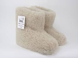 Un choix unique de chaussons bébé laine disponible dans notre magasin. Chaussons Bambucha En Laine De Mouton Naturelle Blanc Casse 20 Pantoufle Chaussons Chausson Cuir