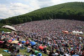 Sărbătoarea centrală la șumuleu ciuc este pelerinajul organizat de rusalii, la care participă anual sute de mii de pelerini, însă sanctuarul marian de la şumuleu este locul unde credincioşii vin în pelerinaj şi cu prilejul altor sărbători mariane: Video Mii De Oameni La È™umuleu Ciuc La Cel Mai Mare Pelerinaj Al Catolicilor Din Romania È™i Primul DupÄƒ Ce Guvernul A Ridicat RestricÈ›iile Hotnews Mobile