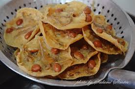 Rempeyek kacang, biasanya kita temui di rumah makan besar maupun kecil. Amie S Little Kitchen Kuih Raya Paling Sedap Rempeyek Kacang Tanah Ikan Bilis