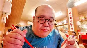 今天到屏東，表哥約我一起去探一家它的口袋名單，他很久之前就想來吃的偏二郎系拉麵。這次我來屏東，剛好可以和他一起去吃，我也順便跟各位好朋友分享屏東在地美食。,  以下店家之訊, 梓村麵屋, 地址： 900屏東縣屏東市福建路77號