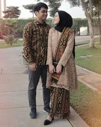 Baju kondangan hijab simple modis dan modern gaya kekinian terbaru 2019 so apakah kamu sudah menemukan style baju kondangan hijab modern. 6 Inspirasi Model Batik Couple Dengan Pasangan Simpel Dan Elegan Beautynesia Line Today