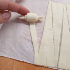 Prendi la teglia dal frigo, spennella ogni cornetto con l'uovo e inforna i croissant per 15. Cornetti Baby Di Pasta Sfoglia La Cucina Di Ginetta