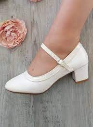 Chapeau de cérémonie c14/44 pour femme décoré de plusieurs bandes de chanvre de couleurs à 295.00 €. Chaussures Mariage Femme Laniere Boheme Chic